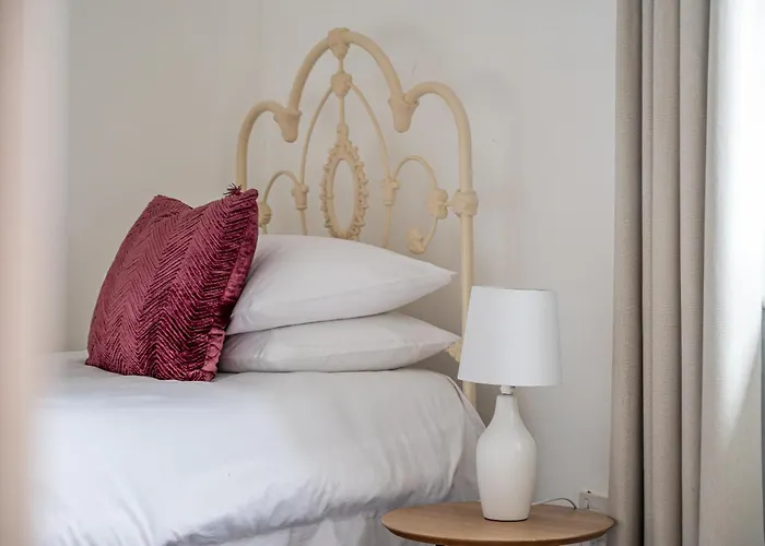 Central Property With Free Parking, 10 Min Walk To Bar Walls