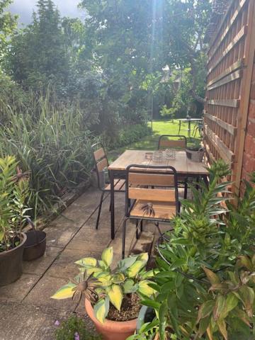 With Free Parking, 10 Min Walk To Bar Walls