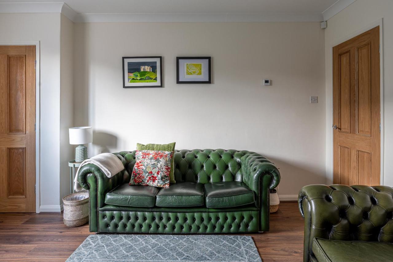 With Free Parking, 10 Min Walk To Bar Walls