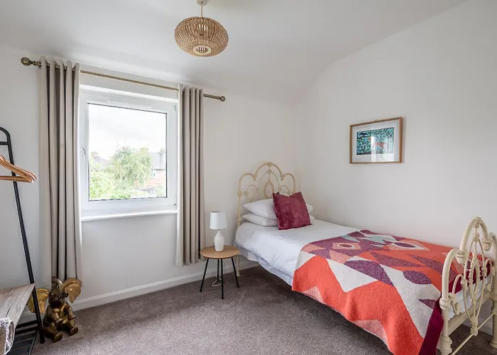 Central Property With Free Parking, 10 Min Walk To Bar Walls