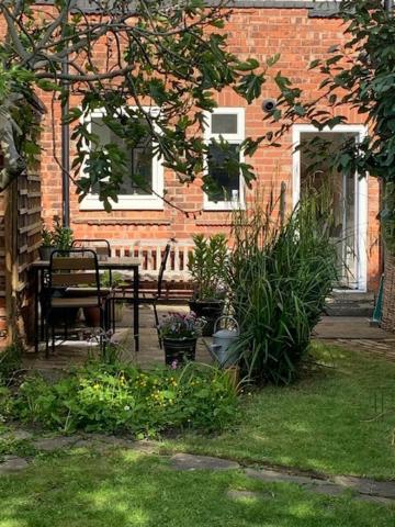 With Free Parking, 10 Min Walk To Bar Walls Holiday home York