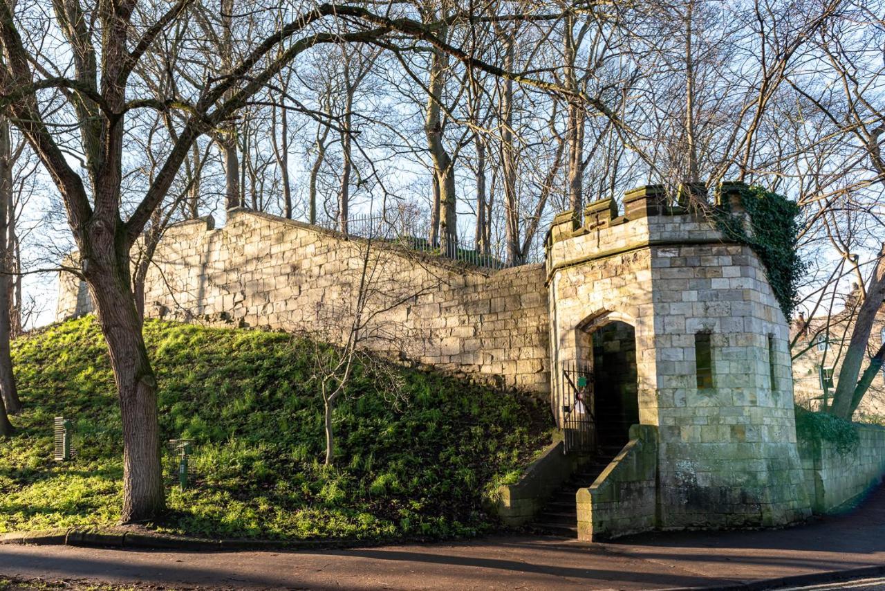 With Free Parking, 10 Min Walk To Bar Walls Holiday home York